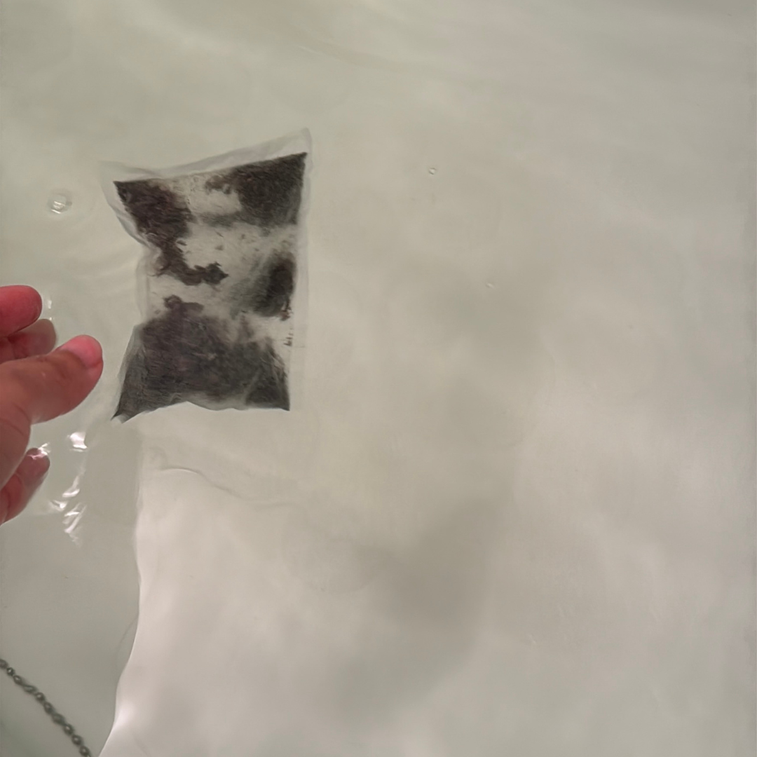 パルセイユ季節の湯 赤紫蘇入浴料(分包一回分)|農薬不使用の赤紫蘇と玄界灘の海塩でお肌なめらか|PALSEYLLE|福岡県 和精油のある暮らし お湯に入れるとこんな感じ