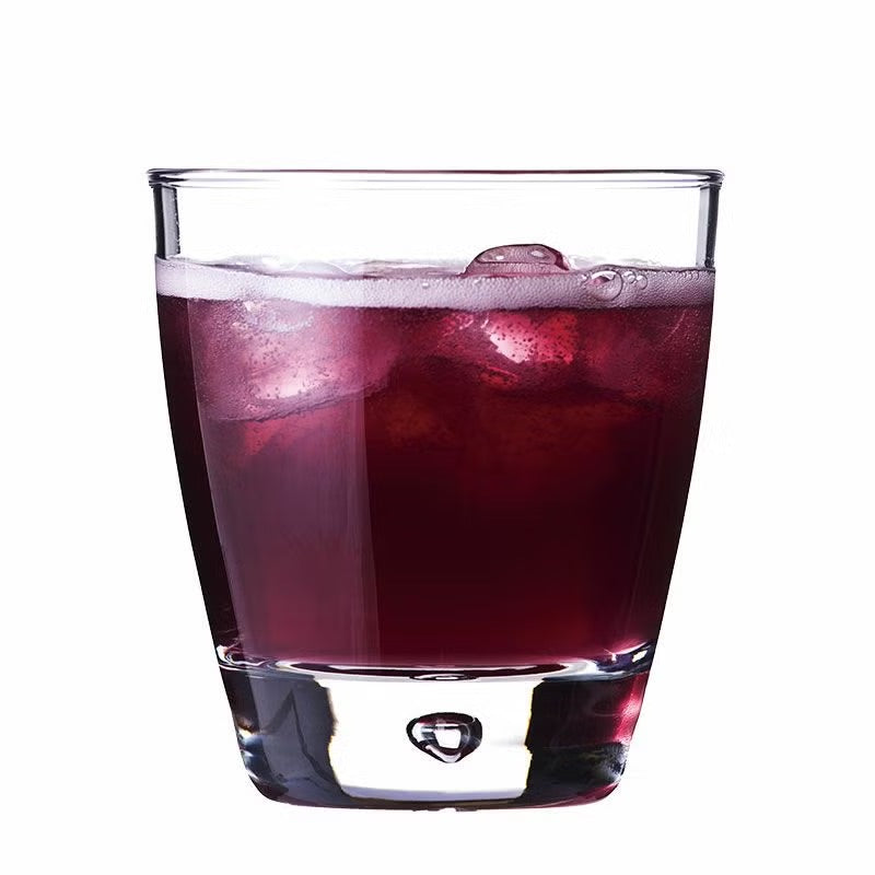 山ぶどう飲料のグラス。濃い紫の液体と氷の表面