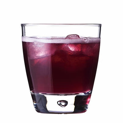 山ぶどう飲料のグラス。濃い紫の液体と氷の表面