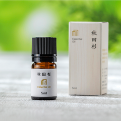 秋田杉エッセンシャルオイル 5ml、黒キャップの琥珀色瓶と木箱