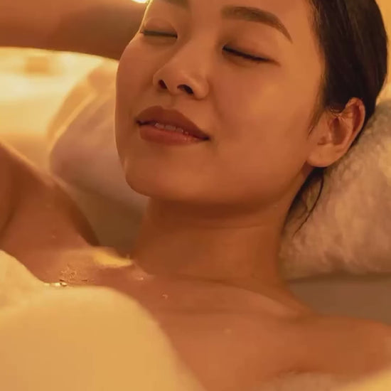 ♨️ 精油、そのままお風呂に入れてませんか？

⸻

香りに包まれたくて、
湯船にポタポタ。

なんとなく良さそうですよね。

でも、ここだけは知っておいてほしいこと。

精油は、水に溶けません。

そのまま入れると、
お湯に均一に広がらず、
肌に直接触れることがあります。

・ピリッとする
・かゆくなる
・赤みが出る

実は、毎年ご相談がある内容です。

ちなみに、塩に混ぜても溶けません。
精油は脂溶性だから。

“良かれと思って”が、
負担になるのはもったいない。

⸻

じゃあどうするのが正解？

答えは、ミルクバス。

バスオイルベースを使えば、
精油をお湯にやさしく乳化できます。

お湯がほんのり白くなって、
香りもふわっと広がる。

今日はヒノキ。
明日は柚子。
ヨモギを少し。
特別な日は屋久杉。

その日の気分で選べるのが、
この方法のいちばんの魅力。

⸻

最初の1本はこれ。

・バスオイルベース
・ヒノキや柚子などの和精油を1本

それだけで、
「ただ浸かる時間」が
「香りを選ぶ時間」に変わります。

⸻

🛁 バスオイルベース
🌲 ヒノキ各種（yuica / THERA / 杉乃精）