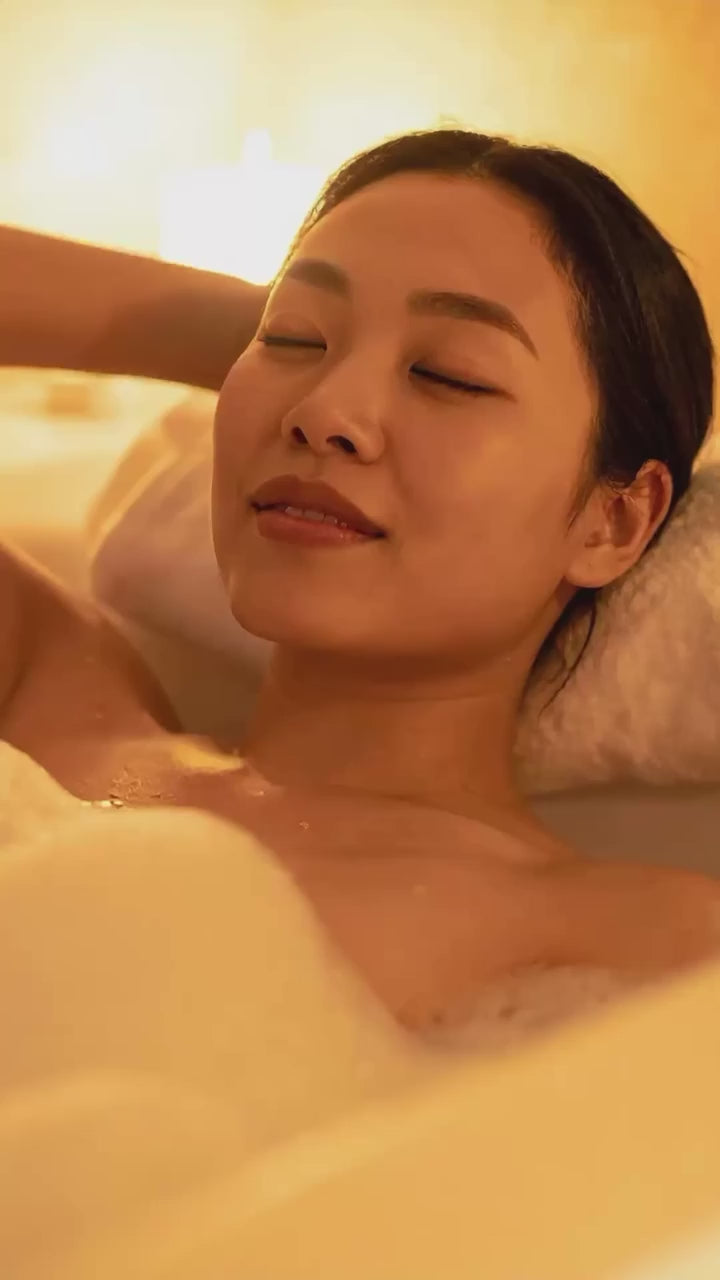 ♨️ 精油、そのままお風呂に入れてませんか？

⸻

香りに包まれたくて、
湯船にポタポタ。

なんとなく良さそうですよね。

でも、ここだけは知っておいてほしいこと。

精油は、水に溶けません。

そのまま入れると、
お湯に均一に広がらず、
肌に直接触れることがあります。

・ピリッとする
・かゆくなる
・赤みが出る

実は、毎年ご相談がある内容です。

ちなみに、塩に混ぜても溶けません。
精油は脂溶性だから。

“良かれと思って”が、
負担になるのはもったいない。

⸻

じゃあどうするのが正解？

答えは、ミルクバス。

バスオイルベースを使えば、
精油をお湯にやさしく乳化できます。

お湯がほんのり白くなって、
香りもふわっと広がる。

今日はヒノキ。
明日は柚子。
ヨモギを少し。
特別な日は屋久杉。

その日の気分で選べるのが、
この方法のいちばんの魅力。

⸻

最初の1本はこれ。

・バスオイルベース
・ヒノキや柚子などの和精油を1本

それだけで、
「ただ浸かる時間」が
「香りを選ぶ時間」に変わります。

⸻

🛁 バスオイルベース
🌲 ヒノキ各種（yuica / THERA / 杉乃精）