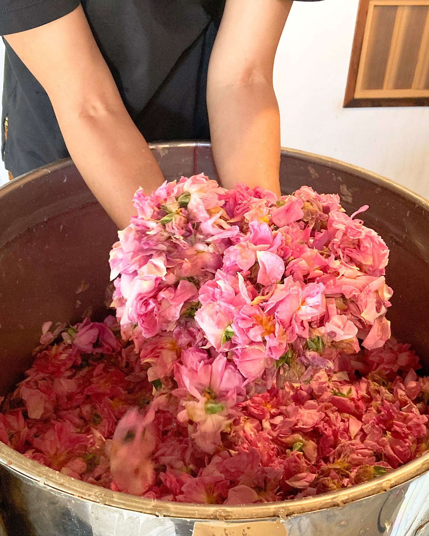 国産ローズ精油 1ml｜”香りの女王”ダマスクローズから得られるローズ・オットー｜山形薔薇蒸留所（山形県）