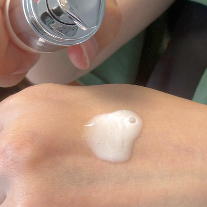 ボディ乳液を塗布した肌、白いクリーム状のうるおい