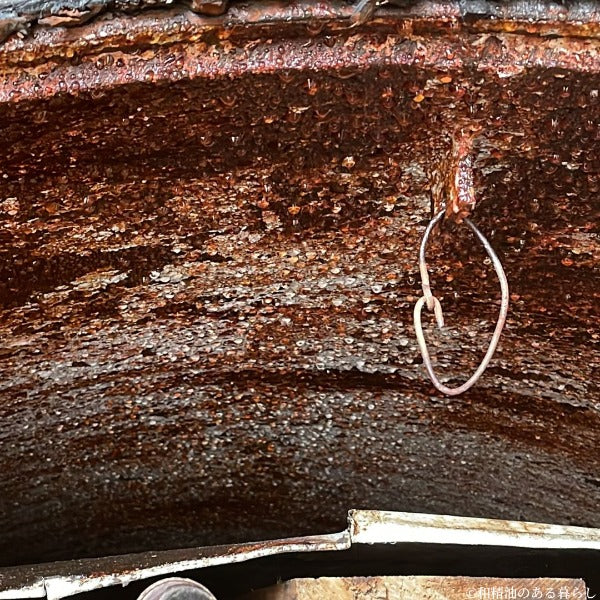 和精油THERAのイメージ：木の樹皮と薬液のような液面