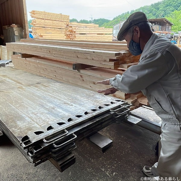 和精油THERAのイメージ：木材を加工する作業員